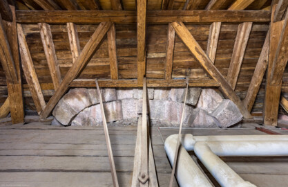Schloss und Schlossgarten Schwetzingen - Garten - Nördlicher Zirkelbau - Von innen - Dachstuhl - Westlicher Eck-Pavillon (oberhalb des Schlossrestaurants) - Von Osten - Blick von der Mitte des Dachstuhls des westlichen Eck-Pavillons nach Westen; der Bogen aus grob behauenen Steinen ist ein Teil der Rückseite des Korbbogens des Westportals (Gesamter Bau: Länge Bogen ca. 175 Meter, Breite zwischen ca. 11 und 18 Meter, 51 Achsen, 5 Pavillons, 4 Zwischenbauten; Architekt: Alessandro Alessandro Galli da Bibiena (1686-1748), Bauleitung: zuerst Guillaume d’Hauberat (1680–1749), dann Nicolas de Pigage (1723-1796); Bauzeit: 1748-1750) (aufgenommen im November 2024, am Nachmittag) Schloss und Schlossgarten Schwetzingen - Garten - Nördlicher Zirkelbau - Von innen - Dachstuhl - Westlicher Eck-Pavillon (oberhalb des Schlossrestaurants) - Von Osten - Blick von der Mitte des Dachstuhls des westlichen Eck-Pavillons nach Westen; der Bogen aus grob behauenen Steinen ist ein Teil der Rückseite des Korbbogens des Westportals (Gesamter Bau: Länge Bogen ca. 175 Meter, Breite zwischen ca. 11 und 18 Meter, 51 Achsen, 5 Pavillons, 4 Zwischenbauten; Architekt: Alessandro Alessandro Galli da Bibiena (1686-1748), Bauleitung: zuerst Guillaume d’Hauberat (1680–1749), dann Nicolas de Pigage (1723-1796); Bauzeit: 1748-1750) (aufgenommen im November 2024, am Nachmittag)