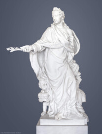 Schloss und Schlossgarten Schwetzingen - Garten - Nördlicher Zirkelbau - Westlicher Pavillon / Foyer des Schlosstheaters - Von innen - Nordwand, Ostseite - Standbild Kurfürstin Elisabeth Auguste - Blick auf das Standbild der Kurfürstin Elisabeth Auguste von Pfalz-Sulzbach (1721-1794), mit langem Untergewand, hermelinbesetztem Mantel, über der Stirn ein Diadem, in der rechten Hand ein Lorbeerzweig, hinten rechts Rüstungsgegenstände (Brustpanzer und Fascienbündel), linker Fuß auf einem Schild, links ein Knabe mit dem Kurhut in Händen - Kopie, Original im Schloss Mannheim, im Rittersaal, in Ecknische (Zum Original: Bildhauer Peter Anton von Verschaffelt (1710-1793), Datierung 1758-60; Material weißer Marmor, Höhe ca. 245 cm) (Gesamter Bau: Länge Bogen ca. 175 Meter, Breite zwischen ca. 11 und 18 Meter, 51 Achsen, 5 Pavillons, 4 Zwischenbauten; Architekt: Alessandro Alessandro Galli da Bibiena (1686-1748), Bauleitung: zuerst Guillaume d’Hauberat (1680–1749), dann Nicolas de Pigage (1723-1796); Bauzeit: 1748-1750) (aufgenommen im November 2024, am frühen Nachmittag) Schloss und Schlossgarten Schwetzingen - Garten - Nördlicher Zirkelbau - Westlicher Pavillon / Foyer des Schlosstheaters - Von innen - Nordwand, Ostseite - Standbild Kurfürstin Elisabeth Auguste - Blick auf das Standbild der Kurfürstin Elisabeth Auguste von Pfalz-Sulzbach (1721-1794), mit langem Untergewand, hermelinbesetztem Mantel, über der Stirn ein Diadem, in der rechten Hand ein Lorbeerzweig, hinten rechts Rüstungsgegenstände (Brustpanzer und Fascienbündel), linker Fuß auf einem Schild, links ein Knabe mit dem Kurhut in Händen - Kopie, Original im Schloss Mannheim, im Rittersaal, in Ecknische (Zum Original: Bildhauer Peter Anton von Verschaffelt (1710-1793), Datierung 1758-60; Material weißer Marmor, Höhe ca. 245 cm) (Gesamter Bau: Länge Bogen ca. 175 Meter, Breite zwischen ca. 11 und 18 Meter, 51 Achsen, 5 Pavillons, 4 Zwischenbauten; Architekt: Alessandro Alessandro Galli da Bibiena (1686-1748), Bauleitung: zuerst Guillaume d’Hauberat (1680–1749), dann Nicolas de Pigage (1723-1796); Bauzeit: 1748-1750) (aufgenommen im November 2024, am frühen Nachmittag)