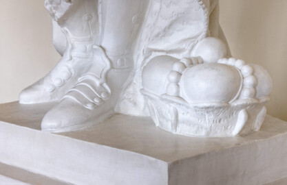 Schloss und Schlossgarten Schwetzingen - Garten - Nördlicher Zirkelbau - Westlicher Pavillon / Foyer des Schlosstheaters - Von innen - Nordwand, Westseite - Standbild Kurfürst Carl Theodor - Ausschnitt aus dem Standbild des Kurfürsten Carl Theodor (1724-1799, reg. 1742-1799), im weit fallenden Mantel mit Hermelinbesätzen und Hermelinschultermantel, in der rechten Hand ein Regentenstab, über der Brust eine Kette mit Hubertusorden, neben dem linken Fuß der Kurhut - Kopie, Original im Schloss Mannheim, im Rittersaal, in Ecknische (Zum Original: Bildhauer Peter Anton von Verschaffelt (1710-1793), Datierung 1758-60; Material weißer Marmor, Höhe ca. 240 cm) (Gesamter Bau: Länge Bogen ca. 175 Meter, Breite zwischen ca. 11 und 18 Meter, 51 Achsen, 5 Pavillons, 4 Zwischenbauten; Architekt: Alessandro Alessandro Galli da Bibiena (1686-1748), Bauleitung: zuerst Guillaume d’Hauberat (1680–1749), dann Nicolas de Pigage (1723-1796); Bauzeit: 1748-1750) (aufgenommen im November 2024, am Nachmittag) Schloss und Schlossgarten Schwetzingen - Garten - Nördlicher Zirkelbau - Westlicher Pavillon / Foyer des Schlosstheaters - Von innen - Nordwand, Westseite - Standbild Kurfürst Carl Theodor - Ausschnitt aus dem Standbild des Kurfürsten Carl Theodor (1724-1799, reg. 1742-1799), im weit fallenden Mantel mit Hermelinbesätzen und Hermelinschultermantel, in der rechten Hand ein Regentenstab, über der Brust eine Kette mit Hubertusorden, neben dem linken Fuß der Kurhut - Kopie, Original im Schloss Mannheim, im Rittersaal, in Ecknische (Zum Original: Bildhauer Peter Anton von Verschaffelt (1710-1793), Datierung 1758-60; Material weißer Marmor, Höhe ca. 240 cm) (Gesamter Bau: Länge Bogen ca. 175 Meter, Breite zwischen ca. 11 und 18 Meter, 51 Achsen, 5 Pavillons, 4 Zwischenbauten; Architekt: Alessandro Alessandro Galli da Bibiena (1686-1748), Bauleitung: zuerst Guillaume d’Hauberat (1680–1749), dann Nicolas de Pigage (1723-1796); Bauzeit: 1748-1750) (aufgenommen im November 2024, am Nachmittag)