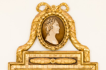 Schloss und Schlossgarten Schwetzingen - Garten - Nördlicher Zirkelbau - Zwischenbau / Konzertsaal - Von innen - Nordostwand - 1. Spiegel von Westen - Blick auf die Spiegelbekrönung (Gesamter Bau: Länge Bogen ca. 175 Meter, Breite zwischen ca. 11 und 18 Meter, 51 Achsen, 5 Pavillons, 4 Zwischenbauten; Architekt: Alessandro Alessandro Galli da Bibiena (1686-1748), Bauleitung: zuerst Guillaume d’Hauberat (1680–1749), dann Nicolas de Pigage (1723-1796); Bauzeit: 1748-1750) (aufgenommen im November 2024, am Nachmittag) Schloss und Schlossgarten Schwetzingen - Garten - Nördlicher Zirkelbau - Zwischenbau / Konzertsaal - Von innen - Nordostwand - 1. Spiegel von Westen - Blick auf die Spiegelbekrönung (Gesamter Bau: Länge Bogen ca. 175 Meter, Breite zwischen ca. 11 und 18 Meter, 51 Achsen, 5 Pavillons, 4 Zwischenbauten; Architekt: Alessandro Alessandro Galli da Bibiena (1686-1748), Bauleitung: zuerst Guillaume d’Hauberat (1680–1749), dann Nicolas de Pigage (1723-1796); Bauzeit: 1748-1750) (aufgenommen im November 2024, am Nachmittag)