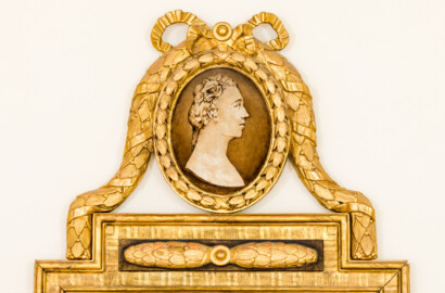 Schloss und Schlossgarten Schwetzingen - Garten - Nördlicher Zirkelbau - Zwischenbau / Konzertsaal - Von innen - Nordostwand - 2. Spiegel von Westen - Blick auf die Spiegelbekrönung (Gesamter Bau: Länge Bogen ca. 175 Meter, Breite zwischen ca. 11 und 18 Meter, 51 Achsen, 5 Pavillons, 4 Zwischenbauten; Architekt: Alessandro Alessandro Galli da Bibiena (1686-1748), Bauleitung: zuerst Guillaume d’Hauberat (1680–1749), dann Nicolas de Pigage (1723-1796); Bauzeit: 1748-1750) (aufgenommen im November 2024, am Nachmittag)