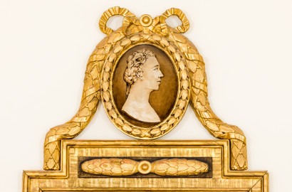 Schloss und Schlossgarten Schwetzingen - Garten - Nördlicher Zirkelbau - Zwischenbau / Konzertsaal - Von innen - Nordostwand - 2. Spiegel von Westen - Blick auf die Spiegelbekrönung (Gesamter Bau: Länge Bogen ca. 175 Meter, Breite zwischen ca. 11 und 18 Meter, 51 Achsen, 5 Pavillons, 4 Zwischenbauten; Architekt: Alessandro Alessandro Galli da Bibiena (1686-1748), Bauleitung: zuerst Guillaume d’Hauberat (1680–1749), dann Nicolas de Pigage (1723-1796); Bauzeit: 1748-1750) (aufgenommen im November 2024, am Nachmittag) Schloss und Schlossgarten Schwetzingen - Garten - Nördlicher Zirkelbau - Zwischenbau / Konzertsaal - Von innen - Nordostwand - 2. Spiegel von Westen - Blick auf die Spiegelbekrönung (Gesamter Bau: Länge Bogen ca. 175 Meter, Breite zwischen ca. 11 und 18 Meter, 51 Achsen, 5 Pavillons, 4 Zwischenbauten; Architekt: Alessandro Alessandro Galli da Bibiena (1686-1748), Bauleitung: zuerst Guillaume d’Hauberat (1680–1749), dann Nicolas de Pigage (1723-1796); Bauzeit: 1748-1750) (aufgenommen im November 2024, am Nachmittag)