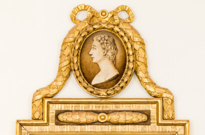 Schloss und Schlossgarten Schwetzingen - Garten - Nördlicher Zirkelbau - Zwischenbau / Konzertsaal - Von innen - Nordostwand - 3. Spiegel von Westen - Blick auf die Spiegelbekrönung (Gesamter Bau: Länge Bogen ca. 175 Meter, Breite zwischen ca. 11 und 18 Meter, 51 Achsen, 5 Pavillons, 4 Zwischenbauten; Architekt: Alessandro Alessandro Galli da Bibiena (1686-1748), Bauleitung: zuerst Guillaume d’Hauberat (1680–1749), dann Nicolas de Pigage (1723-1796); Bauzeit: 1748-1750) (aufgenommen im November 2024, am Nachmittag) Schloss und Schlossgarten Schwetzingen - Garten - Nördlicher Zirkelbau - Zwischenbau / Konzertsaal - Von innen - Nordostwand - 3. Spiegel von Westen - Blick auf die Spiegelbekrönung (Gesamter Bau: Länge Bogen ca. 175 Meter, Breite zwischen ca. 11 und 18 Meter, 51 Achsen, 5 Pavillons, 4 Zwischenbauten; Architekt: Alessandro Alessandro Galli da Bibiena (1686-1748), Bauleitung: zuerst Guillaume d’Hauberat (1680–1749), dann Nicolas de Pigage (1723-1796); Bauzeit: 1748-1750) (aufgenommen im November 2024, am Nachmittag)