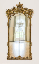 Schloss und Schlossgarten Schwetzingen - Garten - Nördlicher Zirkelbau - Östlicher Pavillon / Kammermusiksaal - Von innen - Nordostwand, Mitte - Blick auf den Spiegel (Gesamter Bau: Länge Bogen ca. 175 Meter, Breite zwischen ca. 11 und 18 Meter, 51 Achsen, 5 Pavillons, 4 Zwischenbauten; Architekt: Alessandro Alessandro Galli da Bibiena (1686-1748), Bauleitung: zuerst Guillaume d’Hauberat (1680–1749), dann Nicolas de Pigage (1723-1796); Bauzeit: 1748-1750) (aufgenommen im November 2024, am Nachmittag)