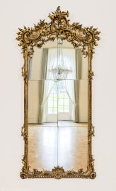 Schloss und Schlossgarten Schwetzingen - Garten - Nördlicher Zirkelbau - Östlicher Pavillon / Kammermusiksaal - Von innen - Nordostwand, Mitte - Blick auf den Spiegel (Gesamter Bau: Länge Bogen ca. 175 Meter, Breite zwischen ca. 11 und 18 Meter, 51 Achsen, 5 Pavillons, 4 Zwischenbauten; Architekt: Alessandro Alessandro Galli da Bibiena (1686-1748), Bauleitung: zuerst Guillaume d’Hauberat (1680–1749), dann Nicolas de Pigage (1723-1796); Bauzeit: 1748-1750) (aufgenommen im November 2024, am Nachmittag) Schloss und Schlossgarten Schwetzingen - Garten - Nördlicher Zirkelbau - Östlicher Pavillon / Kammermusiksaal - Von innen - Nordostwand, Mitte - Blick auf den Spiegel (Gesamter Bau: Länge Bogen ca. 175 Meter, Breite zwischen ca. 11 und 18 Meter, 51 Achsen, 5 Pavillons, 4 Zwischenbauten; Architekt: Alessandro Alessandro Galli da Bibiena (1686-1748), Bauleitung: zuerst Guillaume d’Hauberat (1680–1749), dann Nicolas de Pigage (1723-1796); Bauzeit: 1748-1750) (aufgenommen im November 2024, am Nachmittag)