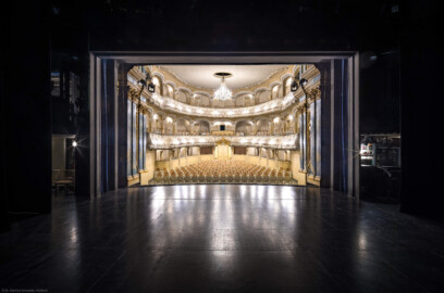 Schloss und Schlossgarten Schwetzingen - Garten - Schlosstheater - Von innen - Bühnenraum & Zuschauerraum - Von Westen - Blick von der Hinterbühne auf die Bühne, den Bühnenraum und den Zuschauerraum (Gesamter Bau: Länge x Breite: ca. 62 x 35 Meter; Architekt: Nicolas de Pigage (1723-1796); Bauzeit: 1752-1753, Erweiterung 1762, Sanierung: 1937, Renovierung: 1952, Generalsanierung / Umbau 1971-1974, Restaurierung: 1999-2005) (aufgenommen im November 2024, um die Mittagszeit)