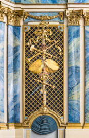 Schloss und Schlossgarten Schwetzingen - Garten - Schlosstheater - Von innen - Proszenium, Nordseite - Blick auf den unteren Teil des nördlichen Proszeniums (vom Parkett bis zum Rang); links und rechts ein Teil der kompositen Pilasterordnung, in der Mitte die Trompeterloge mit Musikinstrumenten (Trompeten, ein Paar Pauken, Tamburin, Schalmei, Panflöte), einer Krone und einem Degen auf einem Gitterwerk sowie auf Girlanden, einem verschlungenen Band und weiteren Verzierungen, unten die Tür zum Orchestergraben (Gesamter Bau: Länge x Breite: ca. 62 x 35 Meter; Architekt: Nicolas de Pigage (1723-1796); Bauzeit: 1752-1753, Erweiterung 1762, Sanierung: 1937, Renovierung: 1952, Generalsanierung / Umbau 1971-1974, Restaurierung: 1999-2005) (aufgenommen im November 2024, am Nachmittag) Schloss und Schlossgarten Schwetzingen - Garten - Schlosstheater - Von innen - Proszenium, Nordseite - Blick auf den unteren Teil des nördlichen Proszeniums (vom Parkett bis zum Rang); links und rechts ein Teil der kompositen Pilasterordnung, in der Mitte die Trompeterloge mit Musikinstrumenten (Trompeten, ein Paar Pauken, Tamburin, Schalmei, Panflöte), einer Krone und einem Degen auf einem Gitterwerk sowie auf Girlanden, einem verschlungenen Band und weiteren Verzierungen, unten die Tür zum Orchestergraben (Gesamter Bau: Länge x Breite: ca. 62 x 35 Meter; Architekt: Nicolas de Pigage (1723-1796); Bauzeit: 1752-1753, Erweiterung 1762, Sanierung: 1937, Renovierung: 1952, Generalsanierung / Umbau 1971-1974, Restaurierung: 1999-2005) (aufgenommen im November 2024, am Nachmittag)