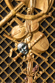 Schloss und Schlossgarten Schwetzingen - Garten - Schlosstheater - Von innen - Proszenium, Südseite - Blick auf Musikinstrumente (Flöten, Geige, Horn, Laute) und Notenblätter auf einem Gitterwerk im mittleren Teil des südlichen Proszeniums, auf eine Maske sowie auf weitere Verzierungen (Gesamter Bau: Länge x Breite: ca. 62 x 35 Meter; Architekt: Nicolas de Pigage (1723-1796); Bauzeit: 1752-1753, Erweiterung 1762, Sanierung: 1937, Renovierung: 1952, Generalsanierung / Umbau 1971-1974, Restaurierung: 1999-2005) (aufgenommen im November 2024, am frühen Nachmittag) Schloss und Schlossgarten Schwetzingen - Garten - Schlosstheater - Von innen - Proszenium, Südseite - Blick auf Musikinstrumente (Flöten, Geige, Horn, Laute) und Notenblätter auf einem Gitterwerk im mittleren Teil des südlichen Proszeniums, auf eine Maske sowie auf weitere Verzierungen (Gesamter Bau: Länge x Breite: ca. 62 x 35 Meter; Architekt: Nicolas de Pigage (1723-1796); Bauzeit: 1752-1753, Erweiterung 1762, Sanierung: 1937, Renovierung: 1952, Generalsanierung / Umbau 1971-1974, Restaurierung: 1999-2005) (aufgenommen im November 2024, am frühen Nachmittag)