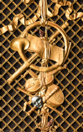 Schloss und Schlossgarten Schwetzingen - Garten - Schlosstheater - Von innen - Proszenium, Südseite - Blick auf Musikinstrumente (Flöten, Geige, Horn, Laute) und Notenblätter auf einem Gitterwerk im oberen Teil des südlichen Proszeniums sowie auf Girlanden, einem verschlungenen Band, einer Maske und weiteren Verzierungen (Gesamter Bau: Länge x Breite: ca. 62 x 35 Meter; Architekt: Nicolas de Pigage (1723-1796); Bauzeit: 1752-1753, Erweiterung 1762, Sanierung: 1937, Renovierung: 1952, Generalsanierung / Umbau 1971-1974, Restaurierung: 1999-2005) (aufgenommen im November 2024, am frühen Nachmittag) Schloss und Schlossgarten Schwetzingen - Garten - Schlosstheater - Von innen - Proszenium, Südseite - Blick auf Musikinstrumente (Flöten, Geige, Horn, Laute) und Notenblätter auf einem Gitterwerk im oberen Teil des südlichen Proszeniums sowie auf Girlanden, einem verschlungenen Band, einer Maske und weiteren Verzierungen (Gesamter Bau: Länge x Breite: ca. 62 x 35 Meter; Architekt: Nicolas de Pigage (1723-1796); Bauzeit: 1752-1753, Erweiterung 1762, Sanierung: 1937, Renovierung: 1952, Generalsanierung / Umbau 1971-1974, Restaurierung: 1999-2005) (aufgenommen im November 2024, am frühen Nachmittag)