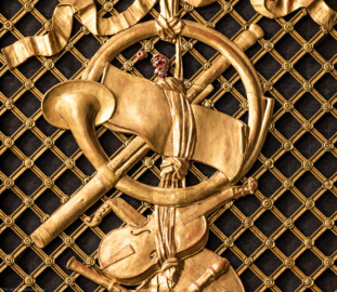 Schloss und Schlossgarten Schwetzingen - Garten - Schlosstheater - Von innen - Proszenium, Südseite - Blick auf Musikinstrumente (Flöte, Geige, Horn, Laute) und Notenblätter auf einem Gitterwerk im oberen Teil des südlichen Proszeniums sowie auf Girlanden, einem verschlungenen Band und weiteren Verzierungen (Gesamter Bau: Länge x Breite: ca. 62 x 35 Meter; Architekt: Nicolas de Pigage (1723-1796); Bauzeit: 1752-1753, Erweiterung 1762, Sanierung: 1937, Renovierung: 1952, Generalsanierung / Umbau 1971-1974, Restaurierung: 1999-2005) (aufgenommen im November 2024, am frühen Nachmittag) Schloss und Schlossgarten Schwetzingen - Garten - Schlosstheater - Von innen - Proszenium, Südseite - Blick auf Musikinstrumente (Flöte, Geige, Horn, Laute) und Notenblätter auf einem Gitterwerk im oberen Teil des südlichen Proszeniums sowie auf Girlanden, einem verschlungenen Band und weiteren Verzierungen (Gesamter Bau: Länge x Breite: ca. 62 x 35 Meter; Architekt: Nicolas de Pigage (1723-1796); Bauzeit: 1752-1753, Erweiterung 1762, Sanierung: 1937, Renovierung: 1952, Generalsanierung / Umbau 1971-1974, Restaurierung: 1999-2005) (aufgenommen im November 2024, am frühen Nachmittag)