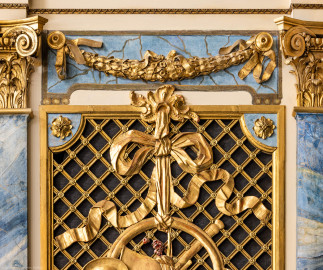 Schloss und Schlossgarten Schwetzingen - Garten - Schlosstheater - Von innen - Proszenium, Südseite - Blick auf den oberen Teil des südlichen Proszeniums, auf Gitterwerk, Girlanden, Pilaster, Kapitelle und weitere Verzierungen (Gesamter Bau: Länge x Breite: ca. 62 x 35 Meter; Architekt: Nicolas de Pigage (1723-1796); Bauzeit: 1752-1753, Erweiterung 1762, Sanierung: 1937, Renovierung: 1952, Generalsanierung / Umbau 1971-1974, Restaurierung: 1999-2005) (aufgenommen im November 2024, am Nachmittag) Schloss und Schlossgarten Schwetzingen - Garten - Schlosstheater - Von innen - Proszenium, Südseite - Blick auf den oberen Teil des südlichen Proszeniums, auf Gitterwerk, Girlanden, Pilaster, Kapitelle und weitere Verzierungen (Gesamter Bau: Länge x Breite: ca. 62 x 35 Meter; Architekt: Nicolas de Pigage (1723-1796); Bauzeit: 1752-1753, Erweiterung 1762, Sanierung: 1937, Renovierung: 1952, Generalsanierung / Umbau 1971-1974, Restaurierung: 1999-2005) (aufgenommen im November 2024, am Nachmittag)