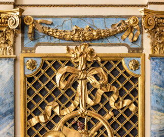 Schloss und Schlossgarten Schwetzingen - Garten - Schlosstheater - Von innen - Proszenium, Südseite - Blick auf den oberen Teil des südlichen Proszeniums, auf Gitterwerk, Girlanden, Pilaster, Kapitelle und weitere Verzierungen (Gesamter Bau: Länge x Breite: ca. 62 x 35 Meter; Architekt: Nicolas de Pigage (1723-1796); Bauzeit: 1752-1753, Erweiterung 1762, Sanierung: 1937, Renovierung: 1952, Generalsanierung / Umbau 1971-1974, Restaurierung: 1999-2005) (aufgenommen im November 2024, am Nachmittag)