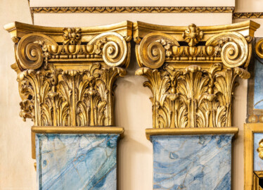 Schloss und Schlossgarten Schwetzingen - Garten - Schlosstheater - Von innen - Proszenium, Südseite - Blick auf den oberen Teil der kompositen Pilasterordnung (vom Parkett bis zum Rang); die Kapitelle sind vergoldet, die Bemalung der Pilaster imitieren malachitfarbenen Stuckmarmor (Gesamter Bau: Länge x Breite: ca. 62 x 35 Meter; Architekt: Nicolas de Pigage (1723-1796); Bauzeit: 1752-1753, Erweiterung 1762, Sanierung: 1937, Renovierung: 1952, Generalsanierung / Umbau 1971-1974, Restaurierung: 1999-2005) (aufgenommen im November 2024, am Nachmittag)