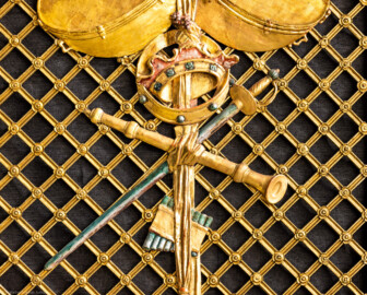 Schloss und Schlossgarten Schwetzingen - Garten - Schlosstheater - Von innen - Proszenium, Nordseite - Blick auf einen Teil der Trompeterloge mit Musikinstrumenten (ein Paar Pauken, Tamburin, Schalmei, Panflöte), einer Krone und einem Degen auf einem Gitterwerk sowie auf ein verschlungenen Band und weiteren Verzierungen (Gesamter Bau: Länge x Breite: ca. 62 x 35 Meter; Architekt: Nicolas de Pigage (1723-1796); Bauzeit: 1752-1753, Erweiterung 1762, Sanierung: 1937, Renovierung: 1952, Generalsanierung / Umbau 1971-1974, Restaurierung: 1999-2005) (aufgenommen im Dezember 2024, am späten Vormittag) Schloss und Schlossgarten Schwetzingen - Garten - Schlosstheater - Von innen - Proszenium, Nordseite - Blick auf einen Teil der Trompeterloge mit Musikinstrumenten (ein Paar Pauken, Tamburin, Schalmei, Panflöte), einer Krone und einem Degen auf einem Gitterwerk sowie auf ein verschlungenen Band und weiteren Verzierungen (Gesamter Bau: Länge x Breite: ca. 62 x 35 Meter; Architekt: Nicolas de Pigage (1723-1796); Bauzeit: 1752-1753, Erweiterung 1762, Sanierung: 1937, Renovierung: 1952, Generalsanierung / Umbau 1971-1974, Restaurierung: 1999-2005) (aufgenommen im Dezember 2024, am späten Vormittag)