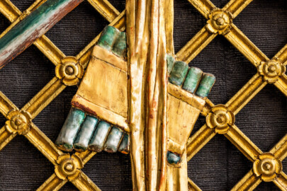 Schloss und Schlossgarten Schwetzingen - Garten - Schlosstheater - Von innen - Proszenium, Nordseite - Blick auf einen Teil der Trompeterloge mit einer Panflöte auf einem Gitterwerk mit verschlungenen Band (Gesamter Bau: Länge x Breite: ca. 62 x 35 Meter; Architekt: Nicolas de Pigage (1723-1796); Bauzeit: 1752-1753, Erweiterung 1762, Sanierung: 1937, Renovierung: 1952, Generalsanierung / Umbau 1971-1974, Restaurierung: 1999-2005) (aufgenommen im Dezember 2024, am späten Vormittag) Schloss und Schlossgarten Schwetzingen - Garten - Schlosstheater - Von innen - Proszenium, Nordseite - Blick auf einen Teil der Trompeterloge mit einer Panflöte auf einem Gitterwerk mit verschlungenen Band (Gesamter Bau: Länge x Breite: ca. 62 x 35 Meter; Architekt: Nicolas de Pigage (1723-1796); Bauzeit: 1752-1753, Erweiterung 1762, Sanierung: 1937, Renovierung: 1952, Generalsanierung / Umbau 1971-1974, Restaurierung: 1999-2005) (aufgenommen im Dezember 2024, am späten Vormittag)