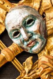 Schloss und Schlossgarten Schwetzingen - Garten - Schlosstheater - Von innen - Proszenium, Südseite - Blick auf eine Maske auf Gitterwerk im mittleren Teil des südlichen Proszeniums (Gesamter Bau: Länge x Breite: ca. 62 x 35 Meter; Architekt: Nicolas de Pigage (1723-1796); Bauzeit: 1752-1753, Erweiterung 1762, Sanierung: 1937, Renovierung: 1952, Generalsanierung / Umbau 1971-1974, Restaurierung: 1999-2005) (aufgenommen im Dezember 2024, um die Mittagszeit) Schloss und Schlossgarten Schwetzingen - Garten - Schlosstheater - Von innen - Proszenium, Südseite - Blick auf eine Maske auf Gitterwerk im mittleren Teil des südlichen Proszeniums (Gesamter Bau: Länge x Breite: ca. 62 x 35 Meter; Architekt: Nicolas de Pigage (1723-1796); Bauzeit: 1752-1753, Erweiterung 1762, Sanierung: 1937, Renovierung: 1952, Generalsanierung / Umbau 1971-1974, Restaurierung: 1999-2005) (aufgenommen im Dezember 2024, um die Mittagszeit)