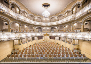 Schloss und Schlossgarten Schwetzingen - Garten - Schlosstheater - Von innen - Zuschauerraum - Von Westen - Blick von der Bühne in den Zuschauerraum; ganz unten die Brüstung des Orchestergrabens; unten umlaufend die Logen, darüber der Balkon, darüber der Rang; unten in der Mitte der Haupteingang zum Parterre; darüber die separierte Mittelloge des Balkons (Gesamter Bau: Länge x Breite: ca. 62 x 35 Meter; Architekt: Nicolas de Pigage (1723-1796); Bauzeit: 1752-1753, Erweiterung 1762, Sanierung: 1937, Renovierung: 1952, Generalsanierung / Umbau 1971-1974, Restaurierung: 1999-2005) (aufgenommen im Dezember 2024, am frühen Nachmittag)