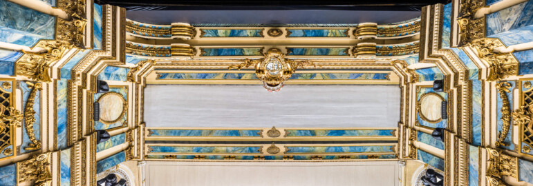 Schloss und Schlossgarten Schwetzingen - Garten - Schlosstheater - Von innen - Proszenium - Blick von der Mitte des Orchestergrabens nach oben in das Proszenium; oben ist die Bühne (im Westen), unten ist die Decke des Zuschauerraums (im Osten); oben in der Mitte das kurfürstliche Wappen (mit dem Monogramm "CT" für Carl Theodor, dem Kurhut und einer Ordenskette) (Gesamter Bau: Länge x Breite: ca. 62 x 35 Meter; Architekt: Nicolas de Pigage (1723-1796); Bauzeit: 1752-1753, Erweiterung 1762, Sanierung: 1937, Renovierung: 1952, Generalsanierung / Umbau 1971-1974, Restaurierung: 1999-2005) (aufgenommen im Dezember 2024, am Nachmittag) Schloss und Schlossgarten Schwetzingen - Garten - Schlosstheater - Von innen - Proszenium - Blick von der Mitte des Orchestergrabens nach oben in das Proszenium; oben ist die Bühne (im Westen), unten ist die Decke des Zuschauerraums (im Osten); oben in der Mitte das kurfürstliche Wappen (mit dem Monogramm "CT" für Carl Theodor, dem Kurhut und einer Ordenskette) (Gesamter Bau: Länge x Breite: ca. 62 x 35 Meter; Architekt: Nicolas de Pigage (1723-1796); Bauzeit: 1752-1753, Erweiterung 1762, Sanierung: 1937, Renovierung: 1952, Generalsanierung / Umbau 1971-1974, Restaurierung: 1999-2005) (aufgenommen im Dezember 2024, am Nachmittag)