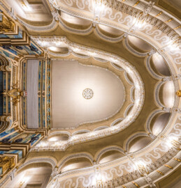 Schloss und Schlossgarten Schwetzingen - Garten - Schlosstheater - Von innen - Raum - Blick vom Mittelpunkt des Parketts nach oben in den Zuschauerraum; links das Proszenium (im Westen), außen rechts und oben/unten der Balkon, weiter innen der Rang (Gesamter Bau: Länge x Breite: ca. 62 x 35 Meter; Architekt: Nicolas de Pigage (1723-1796); Bauzeit: 1752-1753, Erweiterung 1762, Sanierung: 1937, Renovierung: 1952, Generalsanierung / Umbau 1971-1974, Restaurierung: 1999-2005) (aufgenommen im Dezember 2024, am Nachmittag) Schloss und Schlossgarten Schwetzingen - Garten - Schlosstheater - Von innen - Raum - Blick vom Mittelpunkt des Parketts nach oben in den Zuschauerraum; links das Proszenium (im Westen), außen rechts und oben/unten der Balkon, weiter innen der Rang (Gesamter Bau: Länge x Breite: ca. 62 x 35 Meter; Architekt: Nicolas de Pigage (1723-1796); Bauzeit: 1752-1753, Erweiterung 1762, Sanierung: 1937, Renovierung: 1952, Generalsanierung / Umbau 1971-1974, Restaurierung: 1999-2005) (aufgenommen im Dezember 2024, am Nachmittag)