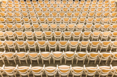 Schloss und Schlossgarten Schwetzingen - Garten - Schlosstheater - Von innen - Zuschauerraum, Parterre - Von Osten - Blick von der Mitte des Balkons nach unten auf die Stuhlreihen des Parterres (Gesamter Bau: Länge x Breite: ca. 62 x 35 Meter; Architekt: Nicolas de Pigage (1723-1796); Bauzeit: 1752-1753, Erweiterung 1762, Sanierung: 1937, Renovierung: 1952, Generalsanierung / Umbau 1971-1974, Restaurierung: 1999-2005) (aufgenommen im Dezember 2024, am Nachmittag) Schloss und Schlossgarten Schwetzingen - Garten - Schlosstheater - Von innen - Zuschauerraum, Parterre - Von Osten - Blick von der Mitte des Balkons nach unten auf die Stuhlreihen des Parterres (Gesamter Bau: Länge x Breite: ca. 62 x 35 Meter; Architekt: Nicolas de Pigage (1723-1796); Bauzeit: 1752-1753, Erweiterung 1762, Sanierung: 1937, Renovierung: 1952, Generalsanierung / Umbau 1971-1974, Restaurierung: 1999-2005) (aufgenommen im Dezember 2024, am Nachmittag)