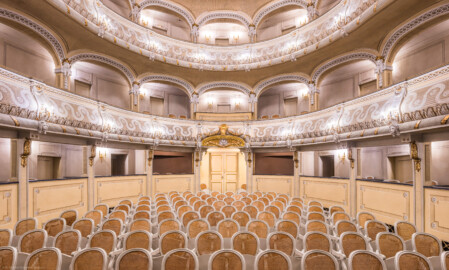 Schloss und Schlossgarten Schwetzingen - Garten - Schlosstheater - Von innen - Zuschauerraum - Von Westen - Blick vom Parkett in den Zuschauerraum; unten umlaufend die Logen, darüber der Balkon, darüber der Rang; unten in der Mitte der Haupteingang zum Parterre; darüber die separierte Mittelloge des Balkons (Gesamter Bau: Länge x Breite: ca. 62 x 35 Meter; Architekt: Nicolas de Pigage (1723-1796); Bauzeit: 1752-1753, Erweiterung 1762, Sanierung: 1937, Renovierung: 1952, Generalsanierung / Umbau 1971-1974, Restaurierung: 1999-2005) (aufgenommen im Dezember 2024, am späten Vormittag)
