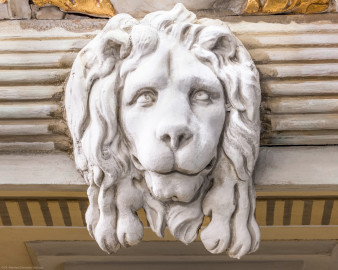 Schloss und Schlossgarten Schwetzingen - Garten - Schlosstheater - Von innen - Balkon, südwestlichste Loge - Von Norden - Blick vom Parkett auf einen Löwenkopf unten an der gewölbten Brüstung der Loge; Modell für die Masken erstellt von Peter Anton von Verschaffelt (1710-1793) (Gesamter Bau: Länge x Breite: ca. 62 x 35 Meter; Architekt: Nicolas de Pigage (1723-1796); Bauzeit: 1752-1753, Erweiterung 1762, Sanierung: 1937, Renovierung: 1952, Generalsanierung / Umbau 1971-1974, Restaurierung: 1999-2005) (aufgenommen im Dezember 2024, am Nachmittag) Schloss und Schlossgarten Schwetzingen - Garten - Schlosstheater - Von innen - Balkon, südwestlichste Loge - Von Norden - Blick vom Parkett auf einen Löwenkopf unten an der gewölbten Brüstung der Loge; Modell für die Masken erstellt von Peter Anton von Verschaffelt (1710-1793) (Gesamter Bau: Länge x Breite: ca. 62 x 35 Meter; Architekt: Nicolas de Pigage (1723-1796); Bauzeit: 1752-1753, Erweiterung 1762, Sanierung: 1937, Renovierung: 1952, Generalsanierung / Umbau 1971-1974, Restaurierung: 1999-2005) (aufgenommen im Dezember 2024, am Nachmittag)