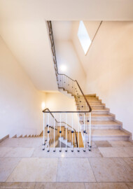 Schloss und Schlossgarten Schwetzingen - Garten - Schlosstheater - Von innen - Nördöstliches Treppenhaus, 1. Oberschoss - Von Osten - Blick nach Westen in das Treppenhaus; links (außerhalb des Bildes) die Tür zum Foyer des 1. Obergeschosses (Gesamter Bau: Länge x Breite: ca. 62 x 35 Meter; Architekt: Nicolas de Pigage (1723-1796); Bauzeit: 1752-1753, Erweiterung 1762, Sanierung: 1937, Renovierung: 1952, Generalsanierung / Umbau 1971-1974, Restaurierung: 1999-2005) (aufgenommen im Dezember 2024, am Nachmittag) Schloss und Schlossgarten Schwetzingen - Garten - Schlosstheater - Von innen - Nördöstliches Treppenhaus, 1. Oberschoss - Von Osten - Blick nach Westen in das Treppenhaus; links (außerhalb des Bildes) die Tür zum Foyer des 1. Obergeschosses (Gesamter Bau: Länge x Breite: ca. 62 x 35 Meter; Architekt: Nicolas de Pigage (1723-1796); Bauzeit: 1752-1753, Erweiterung 1762, Sanierung: 1937, Renovierung: 1952, Generalsanierung / Umbau 1971-1974, Restaurierung: 1999-2005) (aufgenommen im Dezember 2024, am Nachmittag)