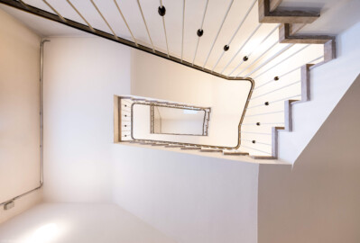 Schloss und Schlossgarten Schwetzingen - Garten - Schlosstheater - Von innen - Nördöstliches Treppenhaus, Erdgeschoss - Von unten - Blick vom Boden des Treppenhauses im Erdgeschoss nach oben in das Treppenhaus; links ist Osten (Gesamter Bau: Länge x Breite: ca. 62 x 35 Meter; Architekt: Nicolas de Pigage (1723-1796); Bauzeit: 1752-1753, Erweiterung 1762, Sanierung: 1937, Renovierung: 1952, Generalsanierung / Umbau 1971-1974, Restaurierung: 1999-2005) (aufgenommen im Dezember 2024, am Nachmittag) Schloss und Schlossgarten Schwetzingen - Garten - Schlosstheater - Von innen - Nördöstliches Treppenhaus, Erdgeschoss - Von unten - Blick vom Boden des Treppenhauses im Erdgeschoss nach oben in das Treppenhaus; links ist Osten (Gesamter Bau: Länge x Breite: ca. 62 x 35 Meter; Architekt: Nicolas de Pigage (1723-1796); Bauzeit: 1752-1753, Erweiterung 1762, Sanierung: 1937, Renovierung: 1952, Generalsanierung / Umbau 1971-1974, Restaurierung: 1999-2005) (aufgenommen im Dezember 2024, am Nachmittag)