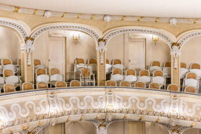 Schloss und Schlossgarten Schwetzingen - Garten - Schlosstheater - Von innen - Rang - Von Norden - Blick vom nördlichen Rang nach Süden auf einige Plätze sowie auf viele Verzierungen (Gesamter Bau: Länge x Breite: ca. 62 x 35 Meter; Architekt: Nicolas de Pigage (1723-1796); Bauzeit: 1752-1753, Erweiterung 1762, Sanierung: 1937, Renovierung: 1952, Generalsanierung / Umbau 1971-1974, Restaurierung: 1999-2005) (aufgenommen im Dezember 2024, am späten Vormittag) Schloss und Schlossgarten Schwetzingen - Garten - Schlosstheater - Von innen - Rang - Von Norden - Blick vom nördlichen Rang nach Süden auf einige Plätze sowie auf viele Verzierungen (Gesamter Bau: Länge x Breite: ca. 62 x 35 Meter; Architekt: Nicolas de Pigage (1723-1796); Bauzeit: 1752-1753, Erweiterung 1762, Sanierung: 1937, Renovierung: 1952, Generalsanierung / Umbau 1971-1974, Restaurierung: 1999-2005) (aufgenommen im Dezember 2024, am späten Vormittag)