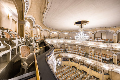 Schloss und Schlossgarten Schwetzingen - Garten - Schlosstheater - Von innen - Rang / Zuschauerraum - Von Westen / Von oben - Blick vom nordwestlichsten Platz im Rang nach Osten auf den geschwungenen Rang und in den Zuschauerraum hinab; unten umlaufend die Logen, darüber der Balkon, darüber der Rang (Gesamter Bau: Länge x Breite: ca. 62 x 35 Meter; Architekt: Nicolas de Pigage (1723-1796); Bauzeit: 1752-1753, Erweiterung 1762, Sanierung: 1937, Renovierung: 1952, Generalsanierung / Umbau 1971-1974, Restaurierung: 1999-2005) (aufgenommen im Dezember 2024, um die Mittagszeit) Schloss und Schlossgarten Schwetzingen - Garten - Schlosstheater - Von innen - Rang / Zuschauerraum - Von Westen / Von oben - Blick vom nordwestlichsten Platz im Rang nach Osten auf den geschwungenen Rang und in den Zuschauerraum hinab; unten umlaufend die Logen, darüber der Balkon, darüber der Rang (Gesamter Bau: Länge x Breite: ca. 62 x 35 Meter; Architekt: Nicolas de Pigage (1723-1796); Bauzeit: 1752-1753, Erweiterung 1762, Sanierung: 1937, Renovierung: 1952, Generalsanierung / Umbau 1971-1974, Restaurierung: 1999-2005) (aufgenommen im Dezember 2024, um die Mittagszeit)