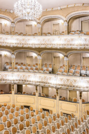 Schloss und Schlossgarten Schwetzingen - Garten - Schlosstheater - Von innen - Zuschauerraum - Von Nordwest - Blick vom Balkon nach Südost in den Zuschauerraum; unten umlaufend die Logen, darüber der Balkon, darüber der Rang (Gesamter Bau: Länge x Breite: ca. 62 x 35 Meter; Architekt: Nicolas de Pigage (1723-1796); Bauzeit: 1752-1753, Erweiterung 1762, Sanierung: 1937, Renovierung: 1952, Generalsanierung / Umbau 1971-1974, Restaurierung: 1999-2005) (aufgenommen im Dezember 2024, am frühen Nachmittag)