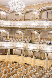 Schloss und Schlossgarten Schwetzingen - Garten - Schlosstheater - Von innen - Zuschauerraum - Von Nordwest - Blick vom Balkon nach Südost in den Zuschauerraum; unten umlaufend die Logen, darüber der Balkon, darüber der Rang (Gesamter Bau: Länge x Breite: ca. 62 x 35 Meter; Architekt: Nicolas de Pigage (1723-1796); Bauzeit: 1752-1753, Erweiterung 1762, Sanierung: 1937, Renovierung: 1952, Generalsanierung / Umbau 1971-1974, Restaurierung: 1999-2005) (aufgenommen im Dezember 2024, am frühen Nachmittag) Schloss und Schlossgarten Schwetzingen - Garten - Schlosstheater - Von innen - Zuschauerraum - Von Nordwest - Blick vom Balkon nach Südost in den Zuschauerraum; unten umlaufend die Logen, darüber der Balkon, darüber der Rang (Gesamter Bau: Länge x Breite: ca. 62 x 35 Meter; Architekt: Nicolas de Pigage (1723-1796); Bauzeit: 1752-1753, Erweiterung 1762, Sanierung: 1937, Renovierung: 1952, Generalsanierung / Umbau 1971-1974, Restaurierung: 1999-2005) (aufgenommen im Dezember 2024, am frühen Nachmittag)