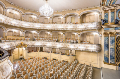 Schloss und Schlossgarten Schwetzingen - Garten - Schlosstheater - Von innen - Zuschauerraum - Von Nordwest - Blick vom Balkon nach Südost in den Zuschauerraum; unten umlaufend die Logen, darüber der Balkon, darüber der Rang; rechts das südliche Proszenium (Gesamter Bau: Länge x Breite: ca. 62 x 35 Meter; Architekt: Nicolas de Pigage (1723-1796); Bauzeit: 1752-1753, Erweiterung 1762, Sanierung: 1937, Renovierung: 1952, Generalsanierung / Umbau 1971-1974, Restaurierung: 1999-2005) (aufgenommen im Dezember 2024, am frühen Nachmittag)