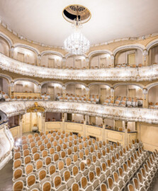 Schloss und Schlossgarten Schwetzingen - Garten - Schlosstheater - Von innen - Zuschauerraum - Von Nordwest - Blick vom Balkon nach Südost in den Zuschauerraum; unten umlaufend die Logen, darüber der Balkon, darüber der Rang (Gesamter Bau: Länge x Breite: ca. 62 x 35 Meter; Architekt: Nicolas de Pigage (1723-1796); Bauzeit: 1752-1753, Erweiterung 1762, Sanierung: 1937, Renovierung: 1952, Generalsanierung / Umbau 1971-1974, Restaurierung: 1999-2005) (aufgenommen im Dezember 2024, am frühen Nachmittag) Schloss und Schlossgarten Schwetzingen - Garten - Schlosstheater - Von innen - Zuschauerraum - Von Nordwest - Blick vom Balkon nach Südost in den Zuschauerraum; unten umlaufend die Logen, darüber der Balkon, darüber der Rang (Gesamter Bau: Länge x Breite: ca. 62 x 35 Meter; Architekt: Nicolas de Pigage (1723-1796); Bauzeit: 1752-1753, Erweiterung 1762, Sanierung: 1937, Renovierung: 1952, Generalsanierung / Umbau 1971-1974, Restaurierung: 1999-2005) (aufgenommen im Dezember 2024, am frühen Nachmittag)