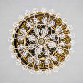 Schloss und Schlossgarten Schwetzingen - Garten - Schlosstheater - Von innen - Kronleuchter / Zuschauerraum - Von unten - Blick von unten auf den zentralen Kronleuchter des Zuschauerraums (Gesamter Bau: Länge x Breite: ca. 62 x 35 Meter; Architekt: Nicolas de Pigage (1723-1796); Bauzeit: 1752-1753, Erweiterung 1762, Sanierung: 1937, Renovierung: 1952, Generalsanierung / Umbau 1971-1974, Restaurierung: 1999-2005) (aufgenommen im Januar 2024, um die Mittagszeit) Schloss und Schlossgarten Schwetzingen - Garten - Schlosstheater - Von innen - Kronleuchter / Zuschauerraum - Von unten - Blick von unten auf den zentralen Kronleuchter des Zuschauerraums (Gesamter Bau: Länge x Breite: ca. 62 x 35 Meter; Architekt: Nicolas de Pigage (1723-1796); Bauzeit: 1752-1753, Erweiterung 1762, Sanierung: 1937, Renovierung: 1952, Generalsanierung / Umbau 1971-1974, Restaurierung: 1999-2005) (aufgenommen im Januar 2024, um die Mittagszeit)