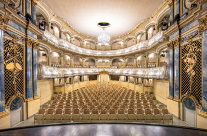 Schloss und Schlossgarten Schwetzingen - Garten - Schlosstheater - Von innen - Zuschauerraum - Von Westen - Blick von der Bühne in den Zuschauerraum; links und rechts die Trompeterlogen des Proszeniums; hinten unten umlaufend die Logen, darüber der Balkon, darüber der Rang; unten in der Mitte der Haupteingang zum Parterre; darüber die separierte Mittelloge des Balkons (Gesamter Bau: Länge x Breite: ca. 62 x 35 Meter; Architekt: Nicolas de Pigage (1723-1796); Bauzeit: 1752-1753, Erweiterung 1762, Sanierung: 1937, Renovierung: 1952, Generalsanierung / Umbau 1971-1974, Restaurierung: 1999-2005) (aufgenommen im Januar 2025, am Nachmittag) Schloss und Schlossgarten Schwetzingen - Garten - Schlosstheater - Von innen - Zuschauerraum - Von Westen - Blick von der Bühne in den Zuschauerraum; links und rechts die Trompeterlogen des Proszeniums; hinten unten umlaufend die Logen, darüber der Balkon, darüber der Rang; unten in der Mitte der Haupteingang zum Parterre; darüber die separierte Mittelloge des Balkons (Gesamter Bau: Länge x Breite: ca. 62 x 35 Meter; Architekt: Nicolas de Pigage (1723-1796); Bauzeit: 1752-1753, Erweiterung 1762, Sanierung: 1937, Renovierung: 1952, Generalsanierung / Umbau 1971-1974, Restaurierung: 1999-2005) (aufgenommen im Januar 2025, am Nachmittag)