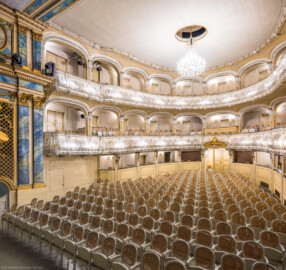 Schloss und Schlossgarten Schwetzingen - Garten - Schlosstheater - Von innen - Zuschauerraum - Von Südwest - Blick von der Bühne nach Nordost in den Zuschauerraum; unten umlaufend die Logen, darüber der Balkon, darüber der Rang; links das nördliche Proszenium (Gesamter Bau: Länge x Breite: ca. 62 x 35 Meter; Architekt: Nicolas de Pigage (1723-1796); Bauzeit: 1752-1753, Erweiterung 1762, Sanierung: 1937, Renovierung: 1952, Generalsanierung / Umbau 1971-1974, Restaurierung: 1999-2005) (aufgenommen im Januar 2025, am Nachmittag)