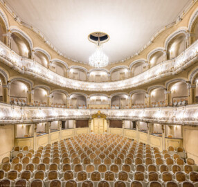 Schloss und Schlossgarten Schwetzingen - Garten - Schlosstheater - Von innen - Zuschauerraum - Von Westen - Blick von der Bühne in den Zuschauerraum; unten umlaufend die Logen, darüber der Balkon, darüber der Rang; unten in der Mitte der Haupteingang zum Parterre; darüber die separierte Mittelloge des Balkons (Gesamter Bau: Länge x Breite: ca. 62 x 35 Meter; Architekt: Nicolas de Pigage (1723-1796); Bauzeit: 1752-1753, Erweiterung 1762, Sanierung: 1937, Renovierung: 1952, Generalsanierung / Umbau 1971-1974, Restaurierung: 1999-2005) (aufgenommen im Januar 2025, am Nachmittag)