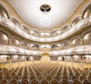 Schloss und Schlossgarten Schwetzingen - Garten - Schlosstheater - Von innen - Zuschauerraum - Von Westen - Blick von der Bühne in den Zuschauerraum; unten umlaufend die Logen, darüber der Balkon, darüber der Rang; unten in der Mitte der Haupteingang zum Parterre; darüber die separierte Mittelloge des Balkons (Gesamter Bau: Länge x Breite: ca. 62 x 35 Meter; Architekt: Nicolas de Pigage (1723-1796); Bauzeit: 1752-1753, Erweiterung 1762, Sanierung: 1937, Renovierung: 1952, Generalsanierung / Umbau 1971-1974, Restaurierung: 1999-2005) (aufgenommen im Januar 2025, am späten Vormittag)