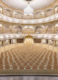 Schloss und Schlossgarten Schwetzingen - Garten - Schlosstheater - Von innen - Zuschauerraum - Von Westen - Blick von der Bühne in den Zuschauerraum; unten umlaufend die Logen, darüber der Balkon, darüber der Rang; unten in der Mitte der Haupteingang zum Parterre; darüber die separierte Mittelloge des Balkons (Gesamter Bau: Länge x Breite: ca. 62 x 35 Meter; Architekt: Nicolas de Pigage (1723-1796); Bauzeit: 1752-1753, Erweiterung 1762, Sanierung: 1937, Renovierung: 1952, Generalsanierung / Umbau 1971-1974, Restaurierung: 1999-2005) (aufgenommen im Januar 2025, um die Mittagszeit)
