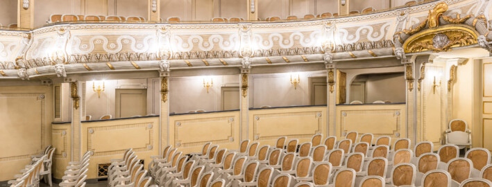 Schloss und Schlossgarten Schwetzingen - Garten - Schlosstheater - Von innen - Parterre, nordliche Logen - Von Süden - Blick aus einer südlichen Loge im Parterre nach Norden auf die vier nördlichen Logen; die östliche (rechte) Loge ist vergittert; ganz rechts der Haupteingang zum Parterre (Gesamter Bau: Länge x Breite: ca. 62 x 35 Meter; Architekt: Nicolas de Pigage (1723-1796); Bauzeit: 1752-1753, Erweiterung 1762, Sanierung: 1937, Renovierung: 1952, Generalsanierung / Umbau 1971-1974, Restaurierung: 1999-2005) (aufgenommen im Januar 2024, am Nachmittag) Schloss und Schlossgarten Schwetzingen - Garten - Schlosstheater - Von innen - Parterre, nordliche Logen - Von Süden - Blick aus einer südlichen Loge im Parterre nach Norden auf die vier nördlichen Logen; die östliche (rechte) Loge ist vergittert; ganz rechts der Haupteingang zum Parterre (Gesamter Bau: Länge x Breite: ca. 62 x 35 Meter; Architekt: Nicolas de Pigage (1723-1796); Bauzeit: 1752-1753, Erweiterung 1762, Sanierung: 1937, Renovierung: 1952, Generalsanierung / Umbau 1971-1974, Restaurierung: 1999-2005) (aufgenommen im Januar 2024, am Nachmittag)