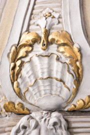 Schloss und Schlossgarten Schwetzingen - Garten - Schlosstheater - Von innen - Balkon, südwestlichste Loge - Von Nordwesten - Blick vom Orchestergraben auf eine Muschel an einer balusterartige Blende der gewölbten Brüstung (Gesamter Bau: Länge x Breite: ca. 62 x 35 Meter; Architekt: Nicolas de Pigage (1723-1796); Bauzeit: 1752-1753, Erweiterung 1762, Sanierung: 1937, Renovierung: 1952, Generalsanierung / Umbau 1971-1974, Restaurierung: 1999-2005) (aufgenommen im Januar 2025, um die Mittagszeit) Schloss und Schlossgarten Schwetzingen - Garten - Schlosstheater - Von innen - Balkon, südwestlichste Loge - Von Nordwesten - Blick vom Orchestergraben auf eine Muschel an einer balusterartige Blende der gewölbten Brüstung (Gesamter Bau: Länge x Breite: ca. 62 x 35 Meter; Architekt: Nicolas de Pigage (1723-1796); Bauzeit: 1752-1753, Erweiterung 1762, Sanierung: 1937, Renovierung: 1952, Generalsanierung / Umbau 1971-1974, Restaurierung: 1999-2005) (aufgenommen im Januar 2025, um die Mittagszeit)