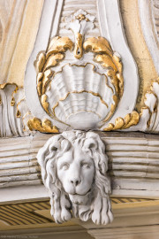 Schloss und Schlossgarten Schwetzingen - Garten - Schlosstheater - Von innen - Balkon, südwestlichste Loge - Von Nordwesten - Blick vom Orchestergraben auf eine Muschel und eine Löwenmaske an einer balusterartige Blende der gewölbten Brüstung; in der Mitte ein Fries mit Akanthusblättern, darunter ein kannelierter Rundstab (Gesamter Bau: Länge x Breite: ca. 62 x 35 Meter; Architekt: Nicolas de Pigage (1723-1796); Bauzeit: 1752-1753, Erweiterung 1762, Sanierung: 1937, Renovierung: 1952, Generalsanierung / Umbau 1971-1974, Restaurierung: 1999-2005) (aufgenommen im Januar 2025, um die Mittagszeit) Schloss und Schlossgarten Schwetzingen - Garten - Schlosstheater - Von innen - Balkon, südwestlichste Loge - Von Nordwesten - Blick vom Orchestergraben auf eine Muschel und eine Löwenmaske an einer balusterartige Blende der gewölbten Brüstung; in der Mitte ein Fries mit Akanthusblättern, darunter ein kannelierter Rundstab (Gesamter Bau: Länge x Breite: ca. 62 x 35 Meter; Architekt: Nicolas de Pigage (1723-1796); Bauzeit: 1752-1753, Erweiterung 1762, Sanierung: 1937, Renovierung: 1952, Generalsanierung / Umbau 1971-1974, Restaurierung: 1999-2005) (aufgenommen im Januar 2025, um die Mittagszeit)