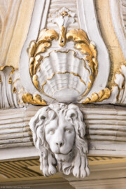 Schloss und Schlossgarten Schwetzingen - Garten - Schlosstheater - Von innen - Balkon, südwestlichste Loge - Von Nordwesten - Blick vom Orchestergraben auf eine Muschel und eine Löwenmaske an einer balusterartige Blende der gewölbten Brüstung; in der Mitte ein Fries mit Akanthusblättern, darunter ein kannelierter Rundstab (Gesamter Bau: Länge x Breite: ca. 62 x 35 Meter; Architekt: Nicolas de Pigage (1723-1796); Bauzeit: 1752-1753, Erweiterung 1762, Sanierung: 1937, Renovierung: 1952, Generalsanierung / Umbau 1971-1974, Restaurierung: 1999-2005) (aufgenommen im Januar 2025, um die Mittagszeit) Schloss und Schlossgarten Schwetzingen - Garten - Schlosstheater - Von innen - Balkon, südwestlichste Loge - Von Nordwesten - Blick vom Orchestergraben auf eine Muschel und eine Löwenmaske an einer balusterartige Blende der gewölbten Brüstung; in der Mitte ein Fries mit Akanthusblättern, darunter ein kannelierter Rundstab (Gesamter Bau: Länge x Breite: ca. 62 x 35 Meter; Architekt: Nicolas de Pigage (1723-1796); Bauzeit: 1752-1753, Erweiterung 1762, Sanierung: 1937, Renovierung: 1952, Generalsanierung / Umbau 1971-1974, Restaurierung: 1999-2005) (aufgenommen im Januar 2025, um die Mittagszeit)