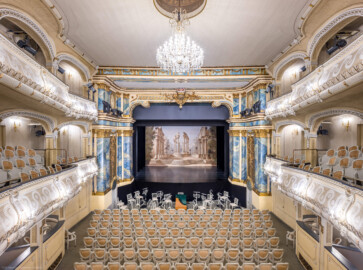 Schloss und Schlossgarten Schwetzingen - Garten - Schlosstheater - Von innen - Zuschauerraum - Von Osten - Zentraler Blick vom Balkon auf den Zuschauerraum, das Proszenium, den Orchestergraben und auf die Bühne; unten umlaufend die Logen, darüber der Balkon, darüber der Rang (Gesamter Bau: Länge x Breite: ca. 62 x 35 Meter; Architekt: Nicolas de Pigage (1723-1796); Bauzeit: 1752-1753, Erweiterung 1762, Sanierung: 1937, Renovierung: 1952, Generalsanierung / Umbau 1971-1974, Restaurierung: 1999-2005) (aufgenommen im Januar 2025, am frühen Nachmittag)