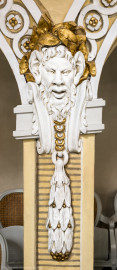 Schloss und Schlossgarten Schwetzingen - Garten - Schlosstheater - Von innen - Balkon, Nordseite - Von Süden - Blick von der Balkonbrüstung auf eine Rangstütze mit einer Faunsmaske als Schmuck; Modell für die Masken erstellt von Peter Anton von Verschaffelt (1710-1793) (Gesamter Bau: Länge x Breite: ca. 62 x 35 Meter; Architekt: Nicolas de Pigage (1723-1796); Bauzeit: 1752-1753, Erweiterung 1762, Sanierung: 1937, Renovierung: 1952, Generalsanierung / Umbau 1971-1974, Restaurierung: 1999-2005) (aufgenommen im Januar 2025, am Nachmittag) Schloss und Schlossgarten Schwetzingen - Garten - Schlosstheater - Von innen - Balkon, Nordseite - Von Süden - Blick von der Balkonbrüstung auf eine Rangstütze mit einer Faunsmaske als Schmuck; Modell für die Masken erstellt von Peter Anton von Verschaffelt (1710-1793) (Gesamter Bau: Länge x Breite: ca. 62 x 35 Meter; Architekt: Nicolas de Pigage (1723-1796); Bauzeit: 1752-1753, Erweiterung 1762, Sanierung: 1937, Renovierung: 1952, Generalsanierung / Umbau 1971-1974, Restaurierung: 1999-2005) (aufgenommen im Januar 2025, am Nachmittag)