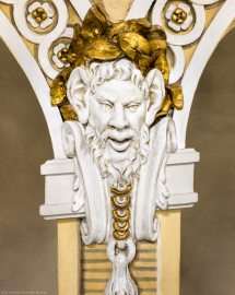 Schloss und Schlossgarten Schwetzingen - Garten - Schlosstheater - Von innen - Balkon, Nordseite - Von Süden - Blick von der Balkonbrüstung auf eine Rangstütze mit einer Faunsmaske als Schmuck; Modell für die Masken erstellt von Peter Anton von Verschaffelt (1710-1793) (Gesamter Bau: Länge x Breite: ca. 62 x 35 Meter; Architekt: Nicolas de Pigage (1723-1796); Bauzeit: 1752-1753, Erweiterung 1762, Sanierung: 1937, Renovierung: 1952, Generalsanierung / Umbau 1971-1974, Restaurierung: 1999-2005) (aufgenommen im Januar 2025, am Nachmittag) Schloss und Schlossgarten Schwetzingen - Garten - Schlosstheater - Von innen - Balkon, Nordseite - Von Süden - Blick von der Balkonbrüstung auf eine Rangstütze mit einer Faunsmaske als Schmuck; Modell für die Masken erstellt von Peter Anton von Verschaffelt (1710-1793) (Gesamter Bau: Länge x Breite: ca. 62 x 35 Meter; Architekt: Nicolas de Pigage (1723-1796); Bauzeit: 1752-1753, Erweiterung 1762, Sanierung: 1937, Renovierung: 1952, Generalsanierung / Umbau 1971-1974, Restaurierung: 1999-2005) (aufgenommen im Januar 2025, am Nachmittag)