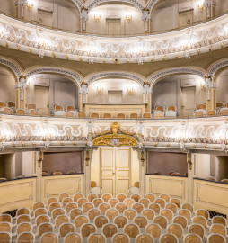 Schloss und Schlossgarten Schwetzingen - Garten - Schlosstheater - Von innen - Balkon, Mittelloge - Von Westen - Blick von der Bühne auf den östlichen Balkon (1. Rang) und die Mittelloge; die Stützen des Balkons geschmückt mit Faunsmasken, die Friese der Bogenkrümmungen des Balkons mit Rosetten besetzt; ganz unten der Haupteingang zum Parterre (Gesamter Bau: Länge x Breite: ca. 62 x 35 Meter; Architekt: Nicolas de Pigage (1723-1796); Bauzeit: 1752-1753, Erweiterung 1762, Sanierung: 1937, Renovierung: 1952, Generalsanierung / Umbau 1971-1974, Restaurierung: 1999-2005) (aufgenommen im Januar 2024, am späten Vormittag) Schloss und Schlossgarten Schwetzingen - Garten - Schlosstheater - Von innen - Balkon, Mittelloge - Von Westen - Blick von der Bühne auf den östlichen Balkon (1. Rang) und die Mittelloge; die Stützen des Balkons geschmückt mit Faunsmasken, die Friese der Bogenkrümmungen des Balkons mit Rosetten besetzt; ganz unten der Haupteingang zum Parterre (Gesamter Bau: Länge x Breite: ca. 62 x 35 Meter; Architekt: Nicolas de Pigage (1723-1796); Bauzeit: 1752-1753, Erweiterung 1762, Sanierung: 1937, Renovierung: 1952, Generalsanierung / Umbau 1971-1974, Restaurierung: 1999-2005) (aufgenommen im Januar 2024, am späten Vormittag)