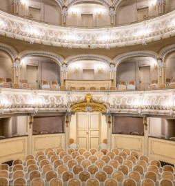 Schloss und Schlossgarten Schwetzingen - Garten - Schlosstheater - Von innen - Balkon, Mittelloge - Von Westen - Blick von der Bühne auf den östlichen Balkon (1. Rang) und die Mittelloge; die Stützen des Balkons geschmückt mit Faunsmasken, die Friese der Bogenkrümmungen des Balkons mit Rosetten besetzt; ganz unten der Haupteingang zum Parterre (Gesamter Bau: Länge x Breite: ca. 62 x 35 Meter; Architekt: Nicolas de Pigage (1723-1796); Bauzeit: 1752-1753, Erweiterung 1762, Sanierung: 1937, Renovierung: 1952, Generalsanierung / Umbau 1971-1974, Restaurierung: 1999-2005) (aufgenommen im Januar 2024, am späten Vormittag)