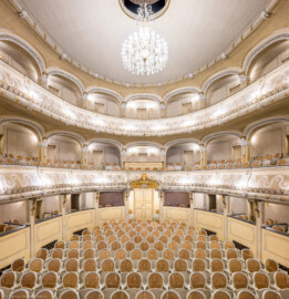 Schloss und Schlossgarten Schwetzingen - Garten - Schlosstheater - Von innen - Zuschauerraum - Von Westen - Blick von der Bühne in den Zuschauerraum; unten umlaufend die Logen, darüber der Balkon, darüber der Rang; unten in der Mitte der Haupteingang zum Parterre; darüber die separierte Mittelloge des Balkons (Gesamter Bau: Länge x Breite: ca. 62 x 35 Meter; Architekt: Nicolas de Pigage (1723-1796); Bauzeit: 1752-1753, Erweiterung 1762, Sanierung: 1937, Renovierung: 1952, Generalsanierung / Umbau 1971-1974, Restaurierung: 1999-2005) (aufgenommen im Januar 2025, am späten Vormittag)